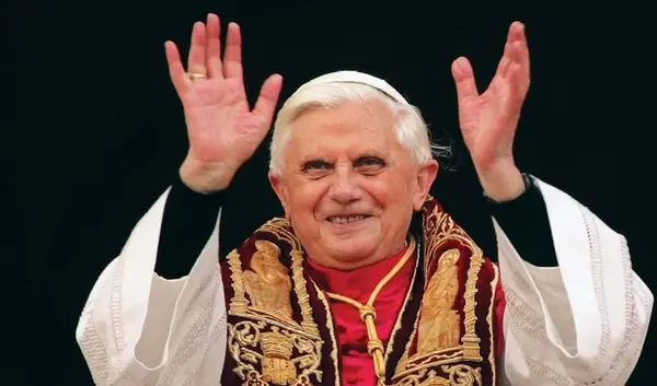 Benedikt der XVI als Papst mit erhobenen Händen