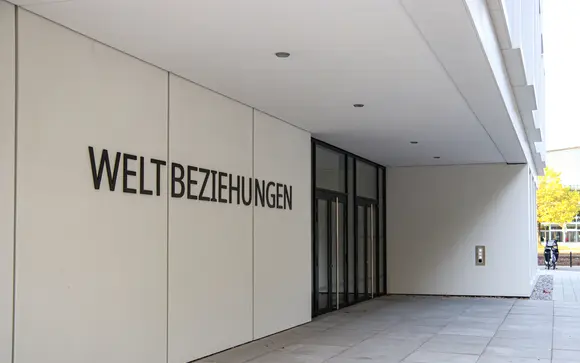 entrance to the "Weltbeziehungen" research building