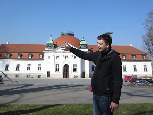 Vor dem Literaturmuseum der Moderne