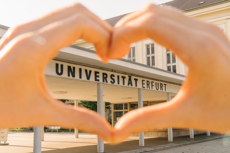 Schriftzug Universität Erfurt mit Herz