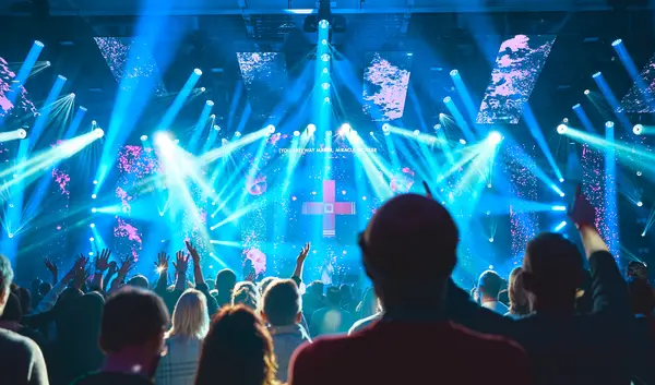 Bühne und Publikum bei der Glaubenskonferenz MEHR in Augsburg