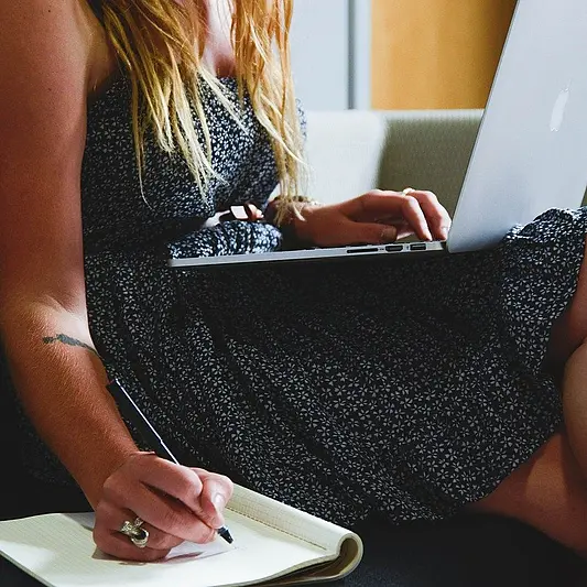 Frau mit Laptop