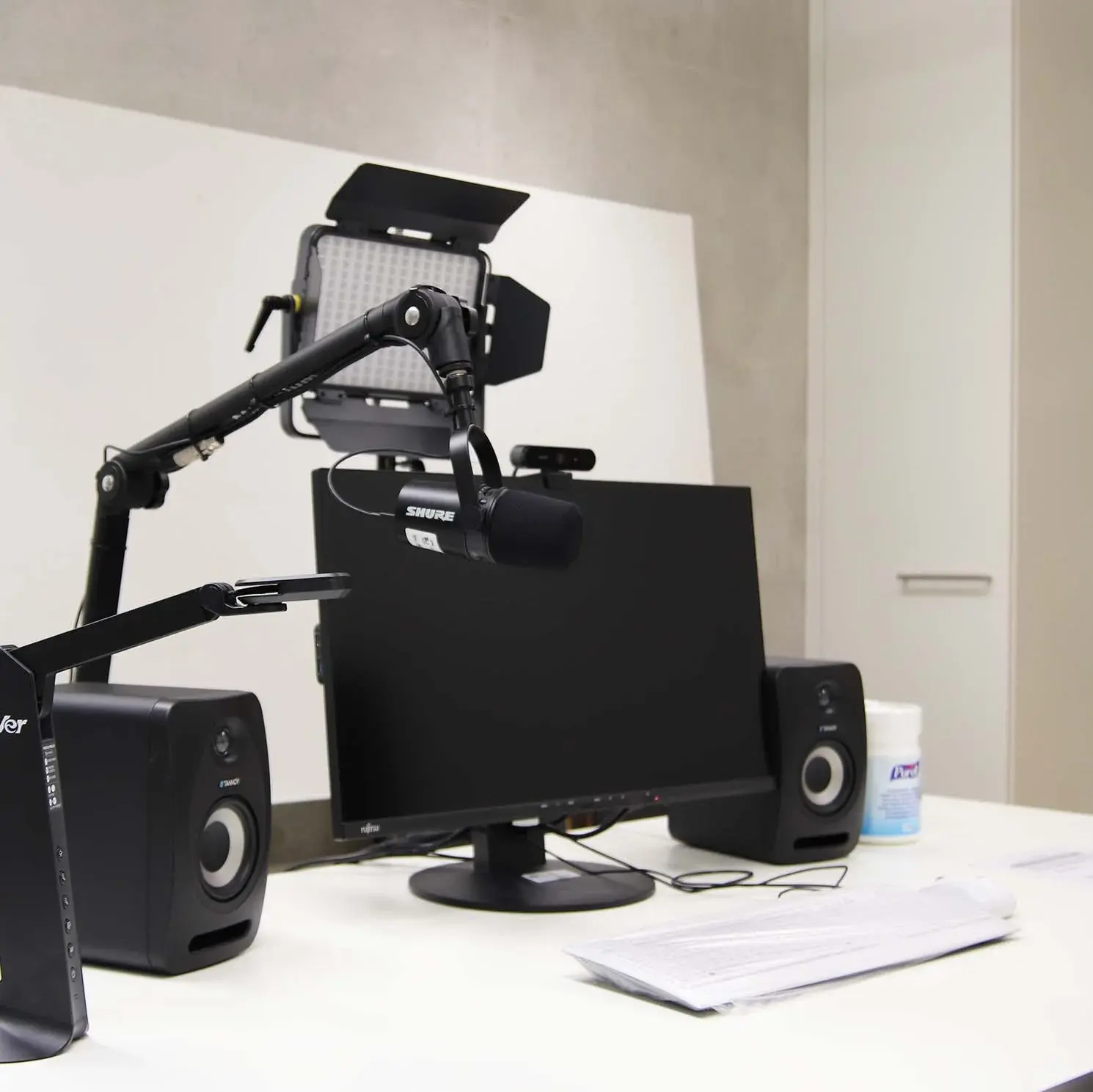 Arbeitsplatz im Medienproduktionsraum des eduroom - Werkstatt für Medienbildung (Computer, Webcam, Mikrofon, Visualizer, Lautsprecher, Headsets)