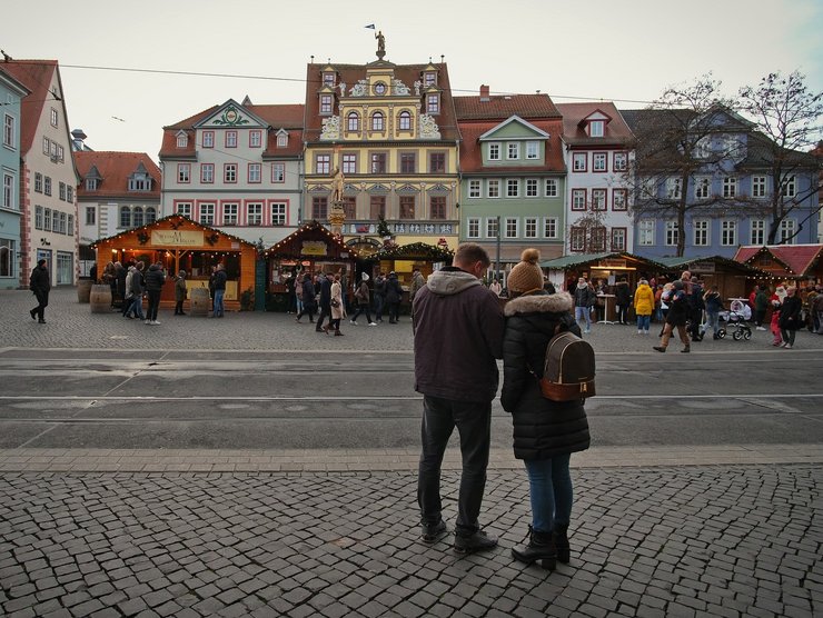 [Translate to English:] two people in Erfurt at Fischmarkt