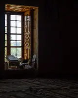 Ein Fenster mit älteren Büchern 