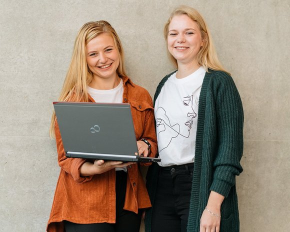 Studentinnen mit Laptop der Uni Erfurt