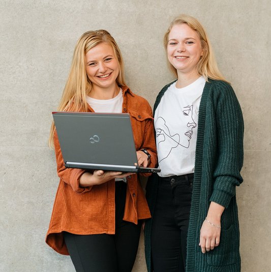 Studentinnen mit Laptop der Uni Erfurt