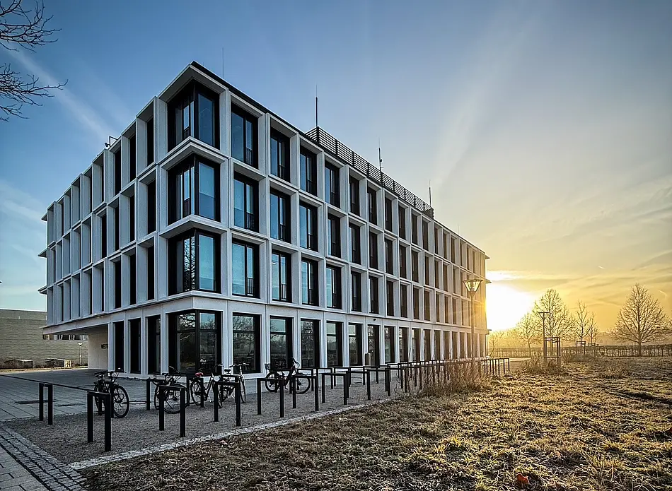"Weltbeziehungen" research building