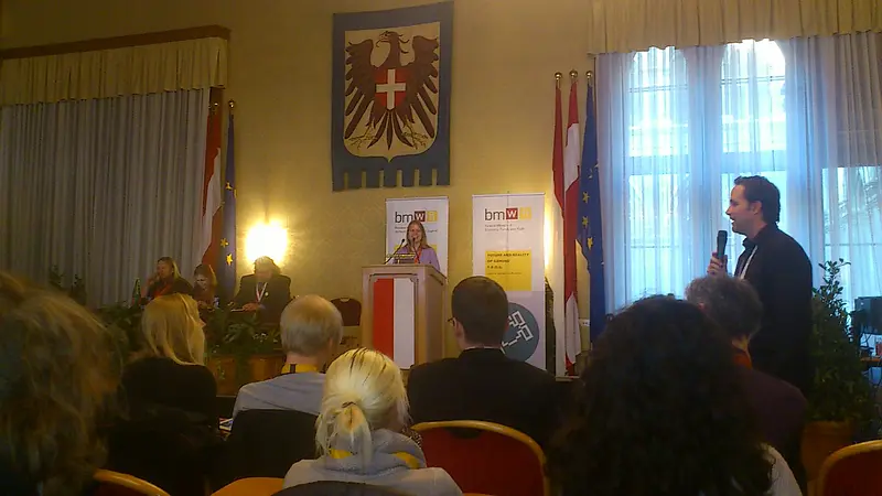 Robert Seifert hält einen Vortrag auf der F.R.O.G. Tagung in Wien 2011