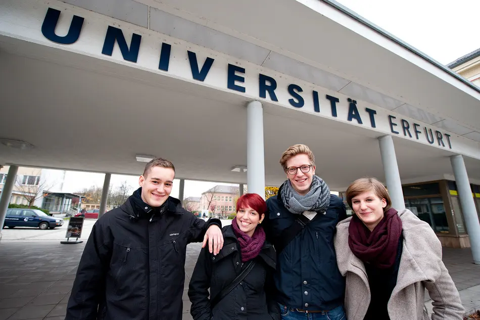 Studierende vor dem Haupteingang der Universität Erfurt