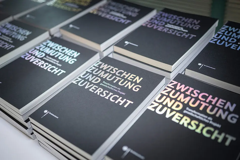 Bücher liegen auf einem Tisch