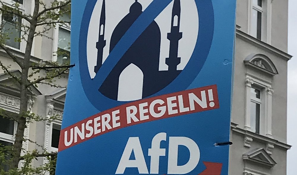 Wahlplakat der AfD mit dem Slogan "Unser Erfurt, unsere Regeln" und einer durchgestrichenen Moschee
