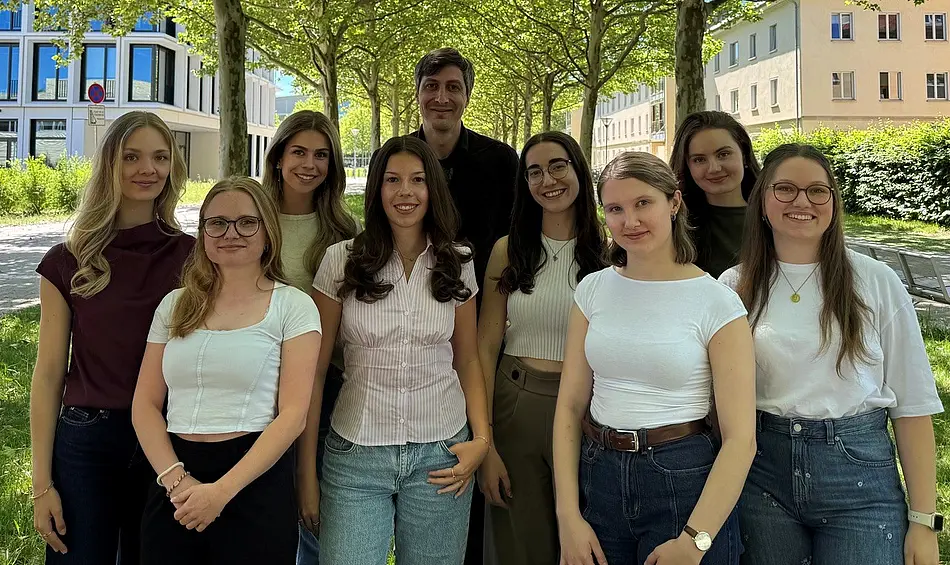 Gewinnergruppe mit ihrem Projektbetreuer