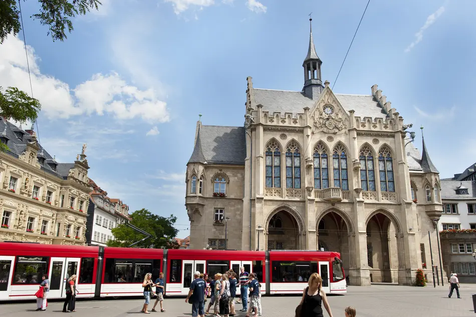 Eine Straßenbahn fährt vor dem Erfurter Rathaus