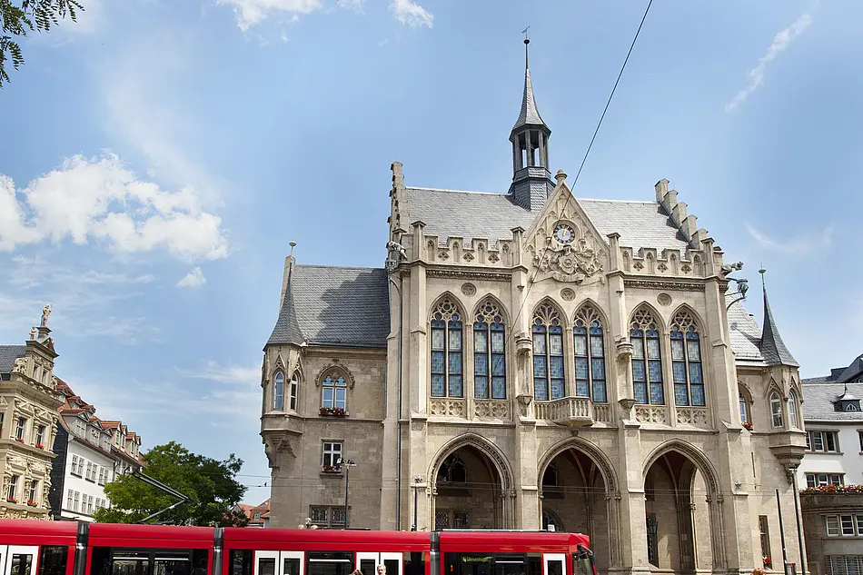 Eine Straßenbahn fährt vor dem Erfurter Rathaus