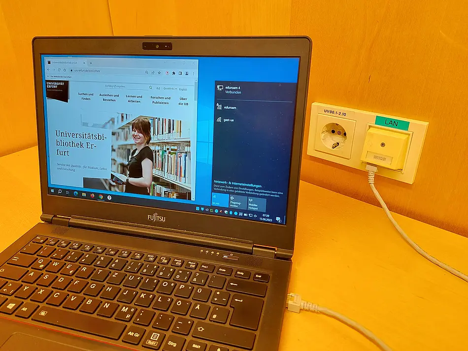 Laptop mit LAN-Kabel, UB