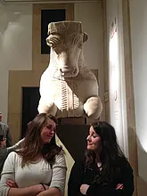 Zwei Frauen vor einer Statue