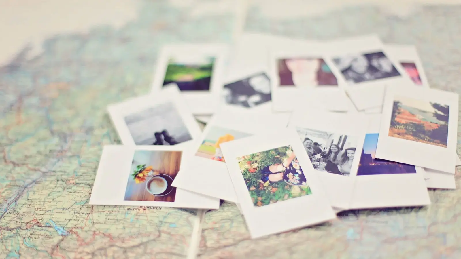 Polaroid-Fotos liegen auf einer Weltkarte