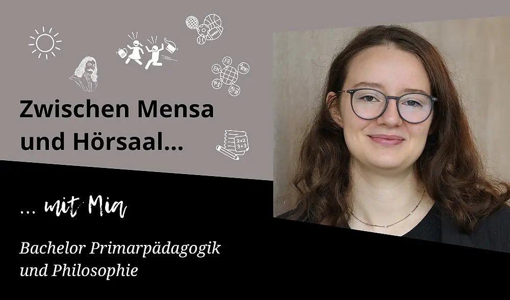 Porträtbild von Mia, dunkle Haare, schwarzer Blazer, Kette und runde Brille, eingebettet in schwarz-grauen Hintergrund, darüber Schrift: Zwischen Mensa und Hörsaal, mit Mia Bachelor Primarpädagogik und Philosophie