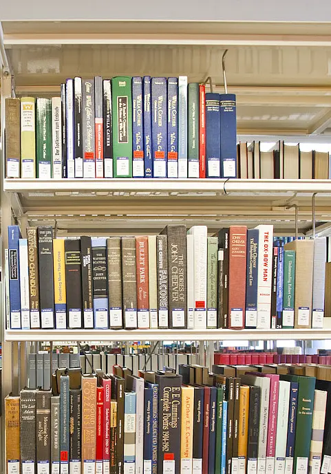 Bücherregal im Lesesaal, UB Erfurt