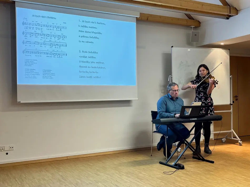 Live Musik Keyboard und Geige von Prof Meyer und Aneta Buckova