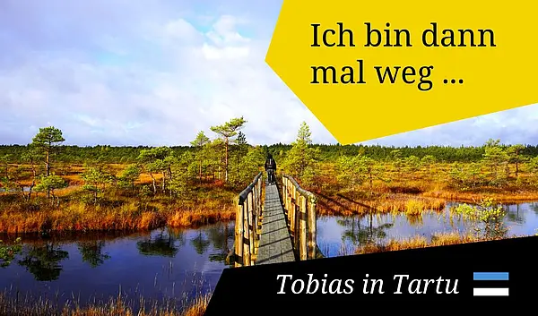 Morrlandschaft mit Steg, Himmel spiegelt sich wie Bäume im Wasser, einzelne Person in Ferne läuft geradeaus mit Rücken zu uns gekehrt, Schrift: Ich bin dann mal weg ... Tobias in Tartu, Estlyand-Flagge