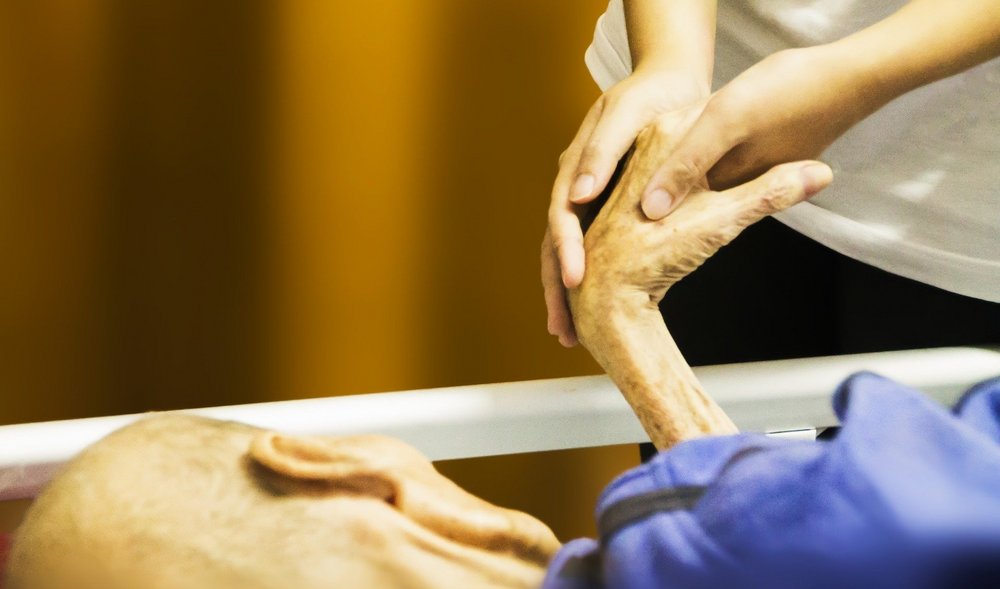 Symbolbild Sterbehilfe - Hände von einer im Sterben liegenden Person halten