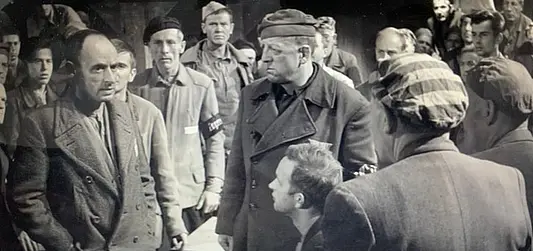 Nackt unter Wölfen (1663) – Mit einem höheren künstlerischen Anspruch wird anders als  beim Fernsehfilm von 1960 der Patos nicht nur auf der verbalen Ebene transportiert. Durch  eine gezielte Kameraführung werden die Figuren mit visuellen Mitteln stilisiert.