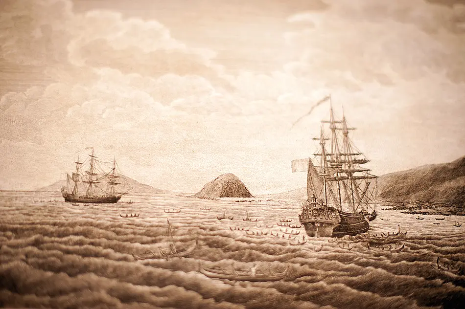 Sepiafarbenes Bild mehrerer Segelschiffe auf einem Meer.