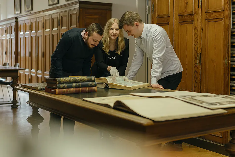 Forscher*innen in der Sammlung Perthes der Forschungsbibliothek Gotha