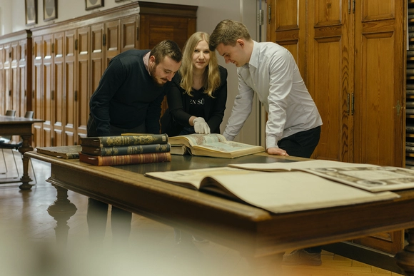 Researchers in the Gotha Perthes Collection of the Gotha Research Library