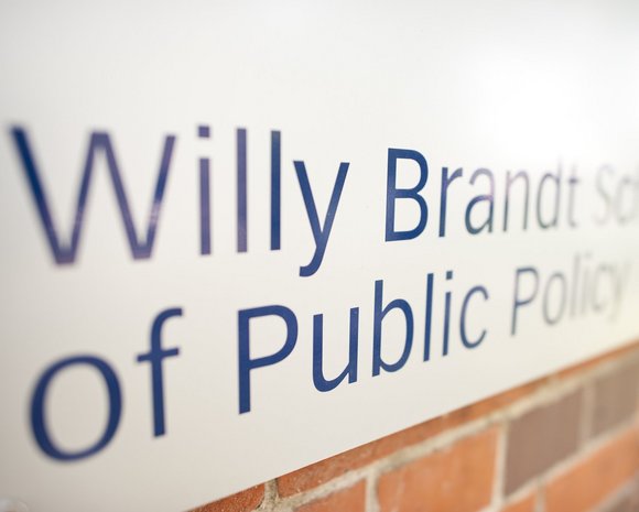 Sign "Willy Brandt School of Public Policy"