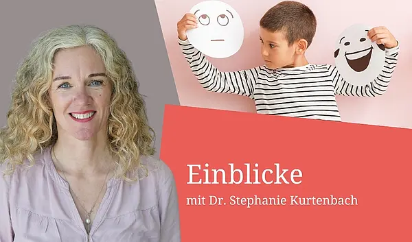 Porträtfoto von Stephanie Kurtenbach, deutliches Lächelns, blonde lange Locken, oben rechts Junge mit zwei emotionalen gezeichneten Emojis, Einblicke als Text