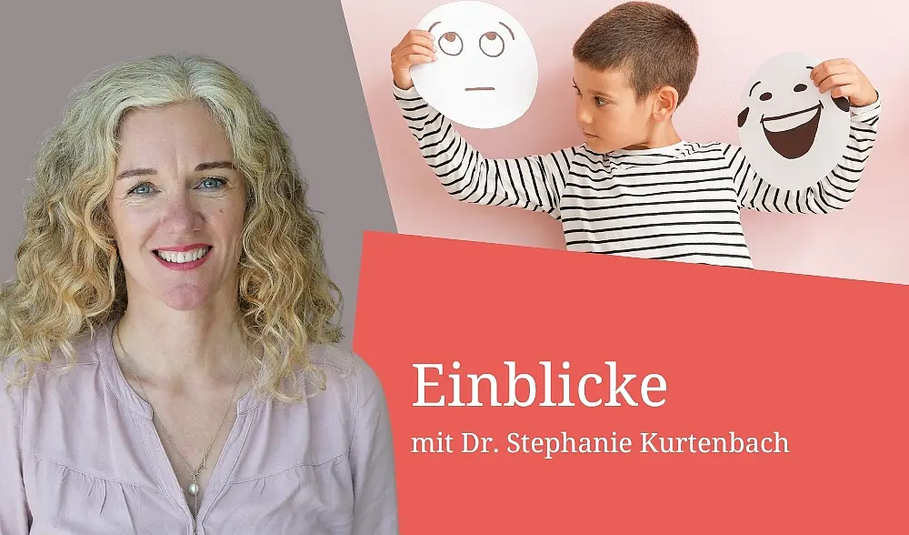 Porträtfoto von Stephanie Kurtenbach, deutliches Lächelns, blonde lange Locken, oben rechts Junge mit zwei emotionalen gezeichneten Emojis, Einblicke als Text