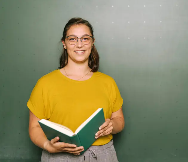Studentin vor Tafel Uni Erfurt
