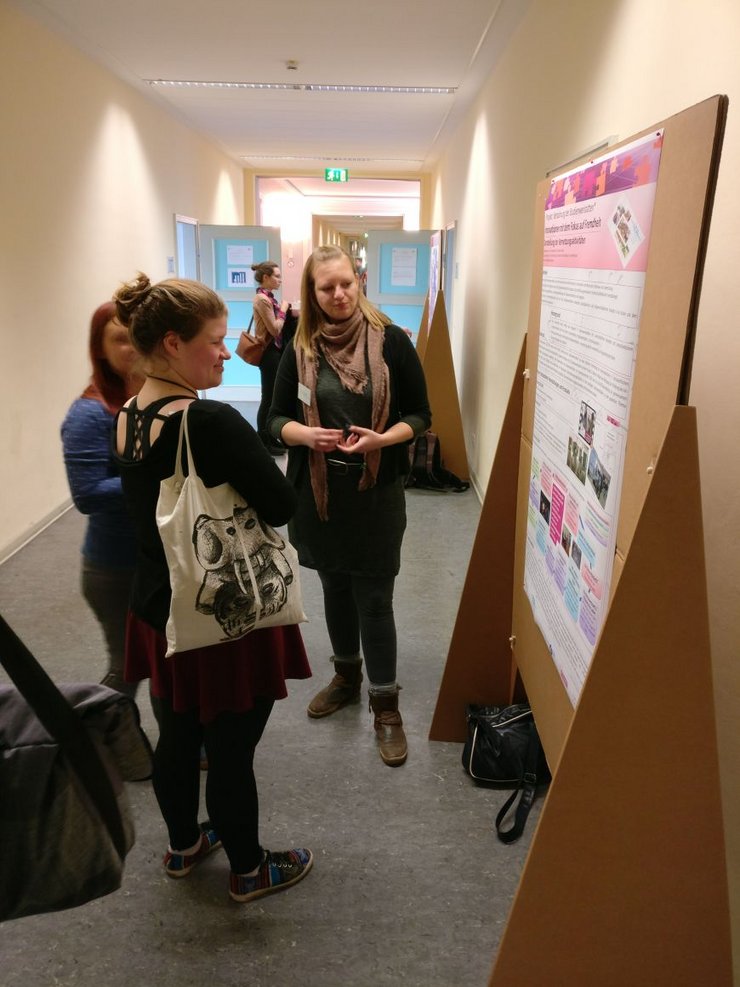 Studierende betrachten ein Poster im Rahmen der Posterpräsentation der Hochschullernwerkstättentagung 2018