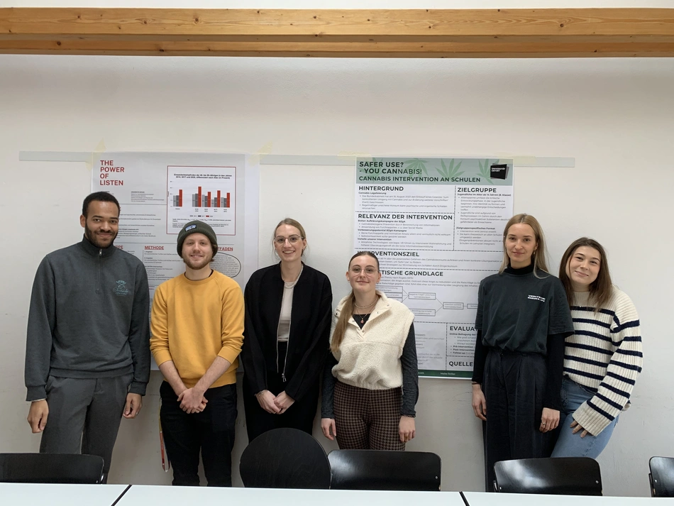 Studierende vor wissenschaftlichen Postern