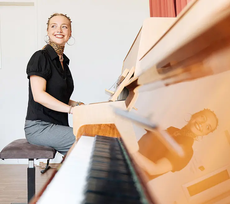 Musik Studentin am Klavier