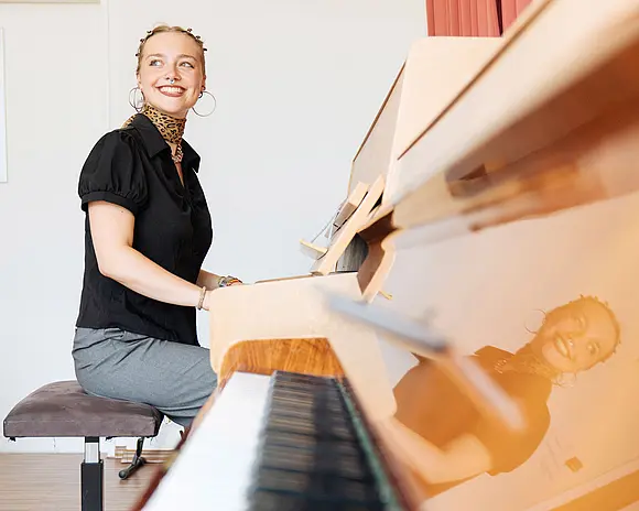 Musik Studentin am Klavier