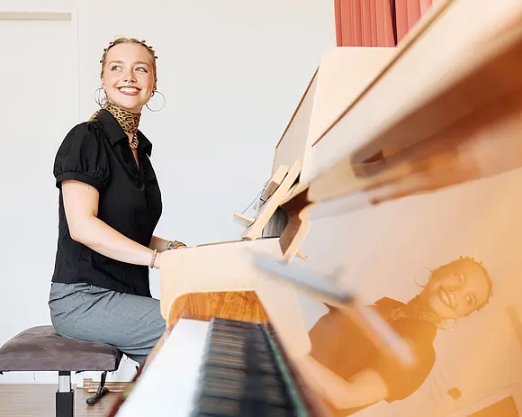 Musik Studentin am Klavier