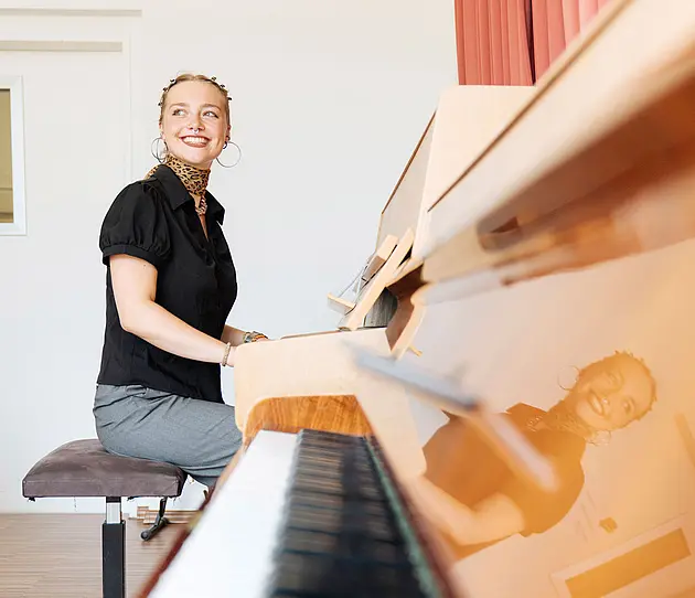 Musik Studentin am Klavier