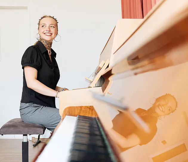 Musik Studentin am Klavier