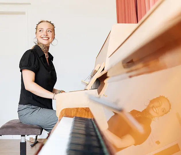 Musik Studentin am Klavier