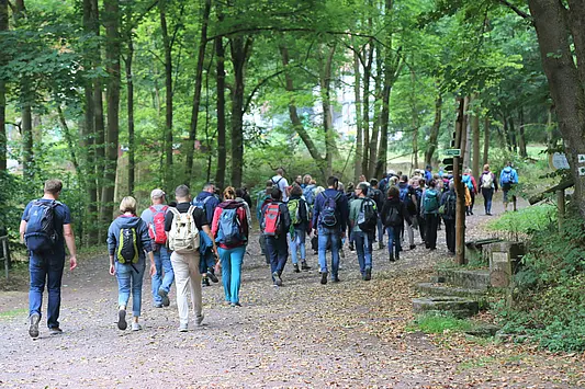 Mitarbeiter:innen der Universität Erfurt bei einer Wanderung