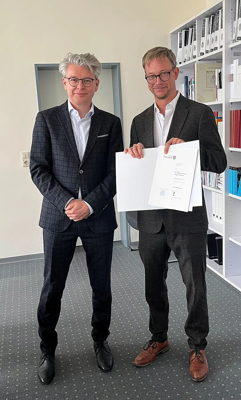 Michael Riegner erhält Ernennungsurkunde von Andre Brodocz