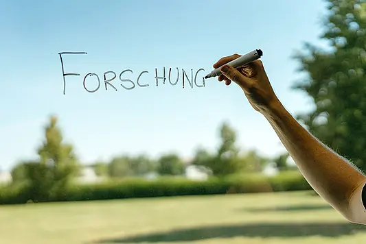 Das Wort "Forschung" auf einer Glasscheibe geschrieben, Uni Erfurt