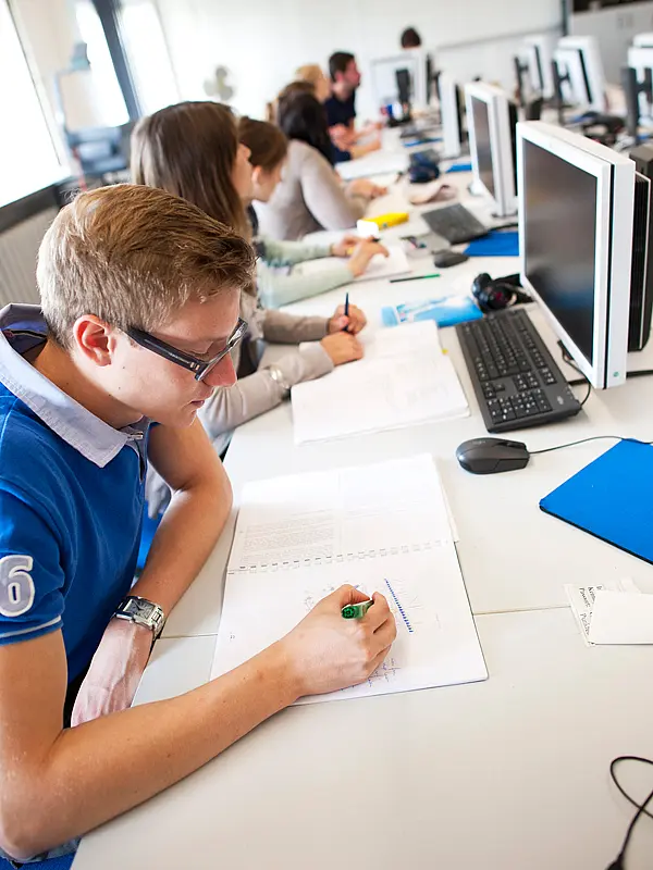 Studierende im Sprachenzentrum der Uni Erfurt