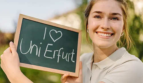 Studentin mit Tafel an der Uni Erfurt
