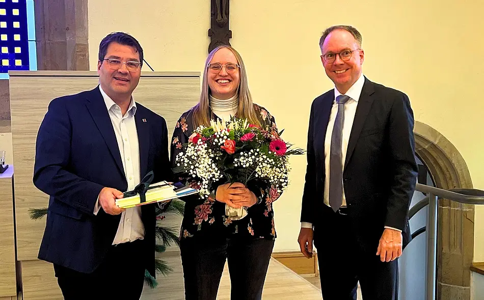 Tobias Hohenberger (Vorstand Freundeskreis der Fakultät), Preisträgerin Weronika Vogel und Dekan Prof. Dr. Notker Baumann