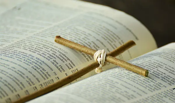 Kruzifix auf Bibel